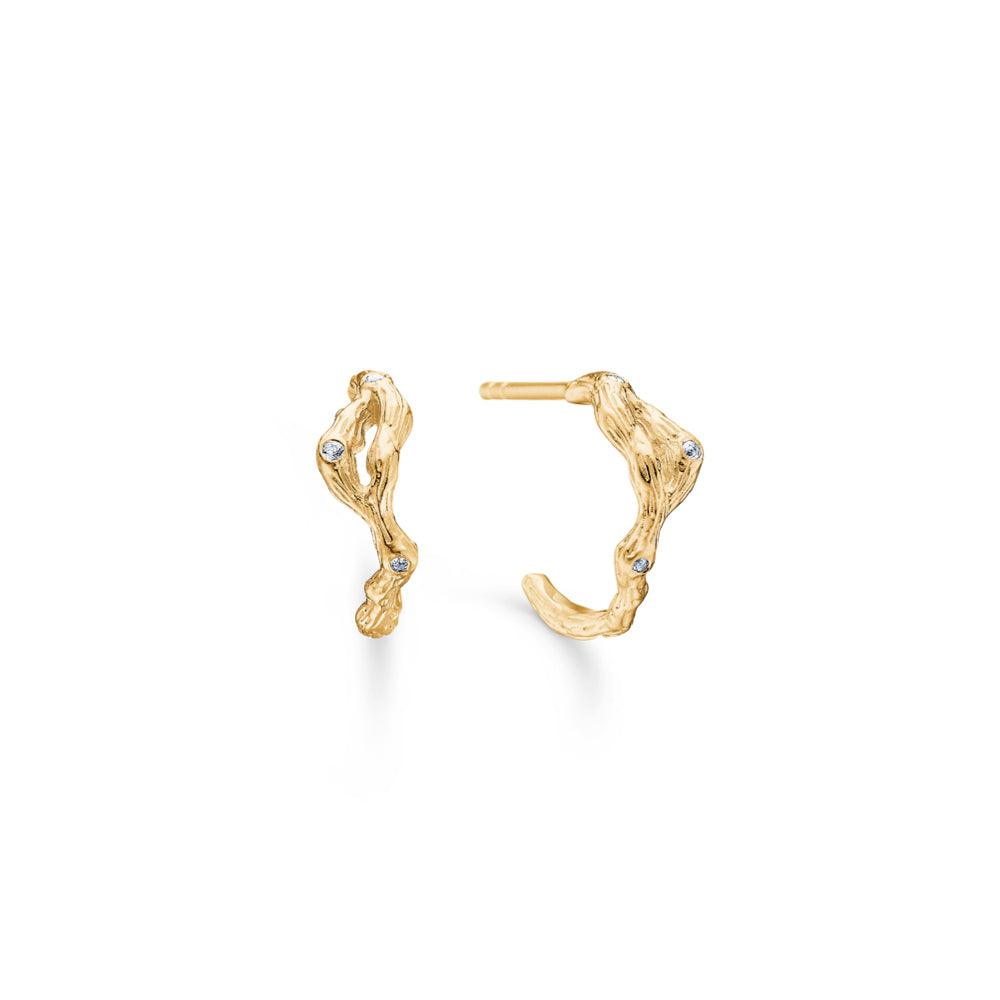 Studio Z Tangled Creole örhängen i en matt guldpläterad look med små klara stenar på vit bakgrund. Modell 7217804-7217804-1