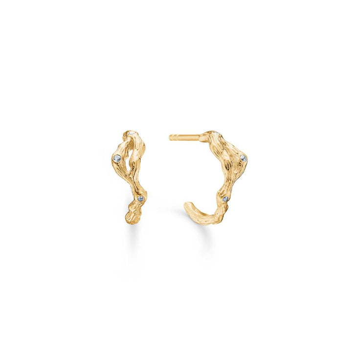 Studio Z Tangled Creole örhängen i en matt guldpläterad look med små klara stenar på vit bakgrund. Modell 7217804-7217804-1