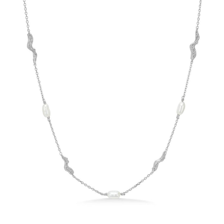Studio Z Tangled halsband med silverkedja, vita sötvattenspärlor och svängda detaljer, modell 7123825-1.