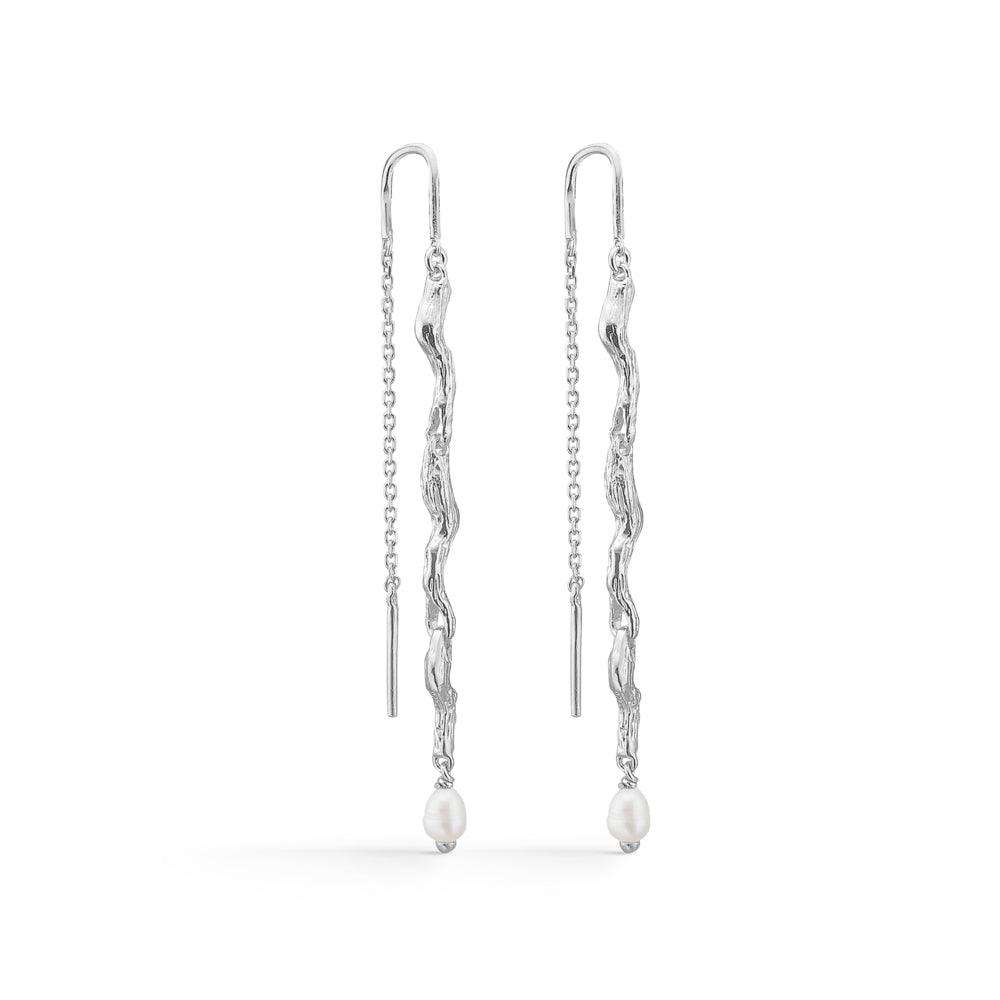 studio-z-trassliga-örhängen-silver-med-pärlor visar långa silverörhängen med vriden design och vita pärlor. Modell 7103826-1