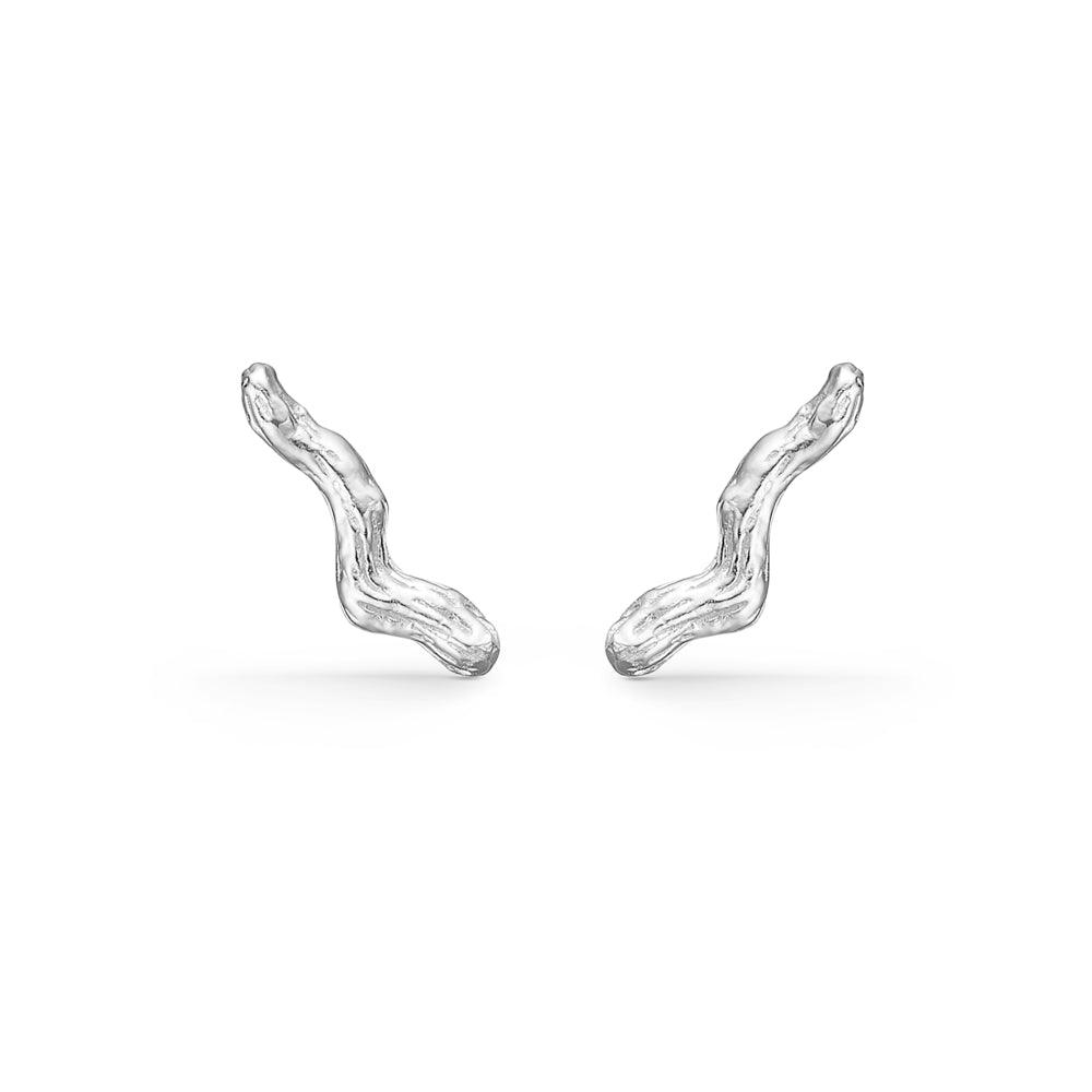 Tangled Orestik, silverfärgade ekologiska örhängen i unik form på vit bakgrund. Modell 7110814.