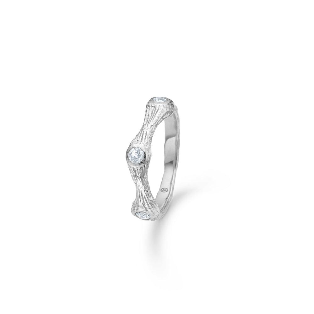 Studio Z Tangled Ring med texturerat silver och fastställda stenar på vit bakgrund. Modell 7147814-001.