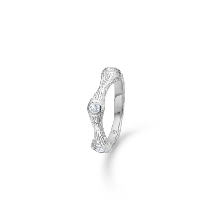 Studio Z Tangled Ring med texturerat silver och fastställda stenar på vit bakgrund. Modell 7147814-001.