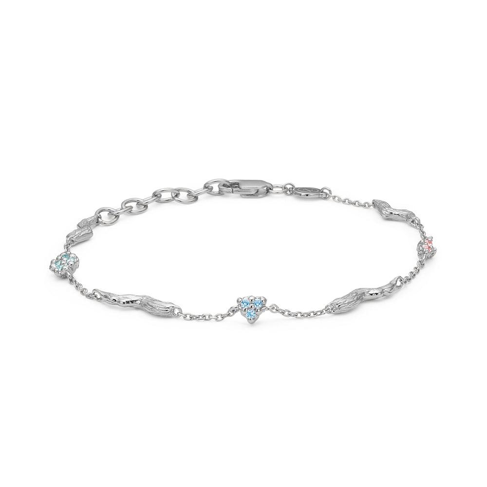 studio-z-trassliga-solv-armband-m-blå-och-rosa-zirkonia visar ett smalt silverarmband med blå och rosa zirkoner. Modell 7157847-1