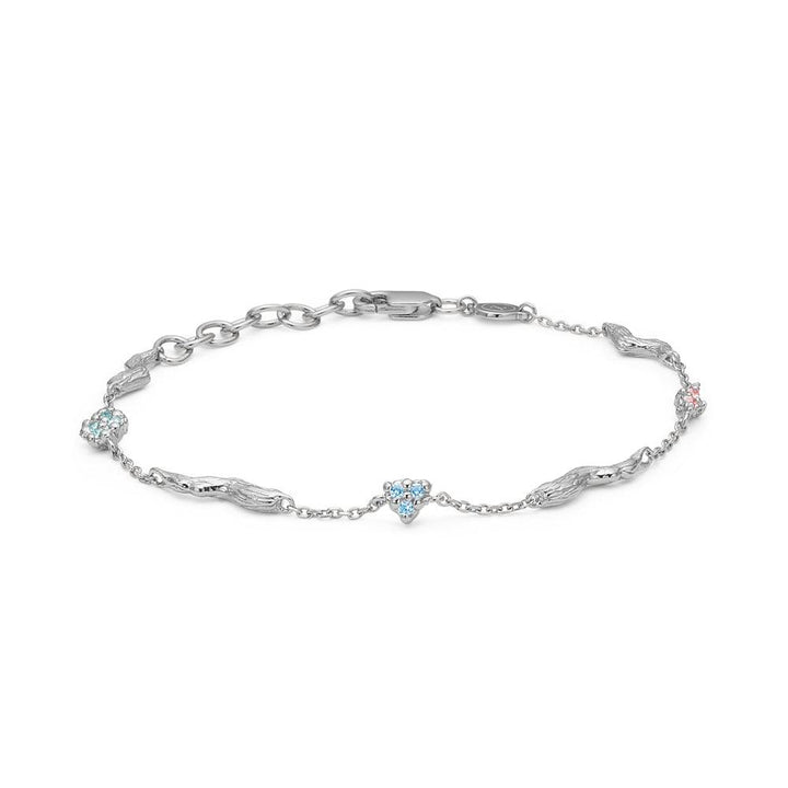 studio-z-trassliga-solv-armband-m-blå-och-rosa-zirkonia visar ett smalt silverarmband med blå och rosa zirkoner. Modell 7157847-1