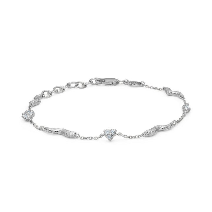 Studio Z Tangled Silver Armband with Zirconia visar ett elegant silverarmband med klara stenar, modell 7157845-1.