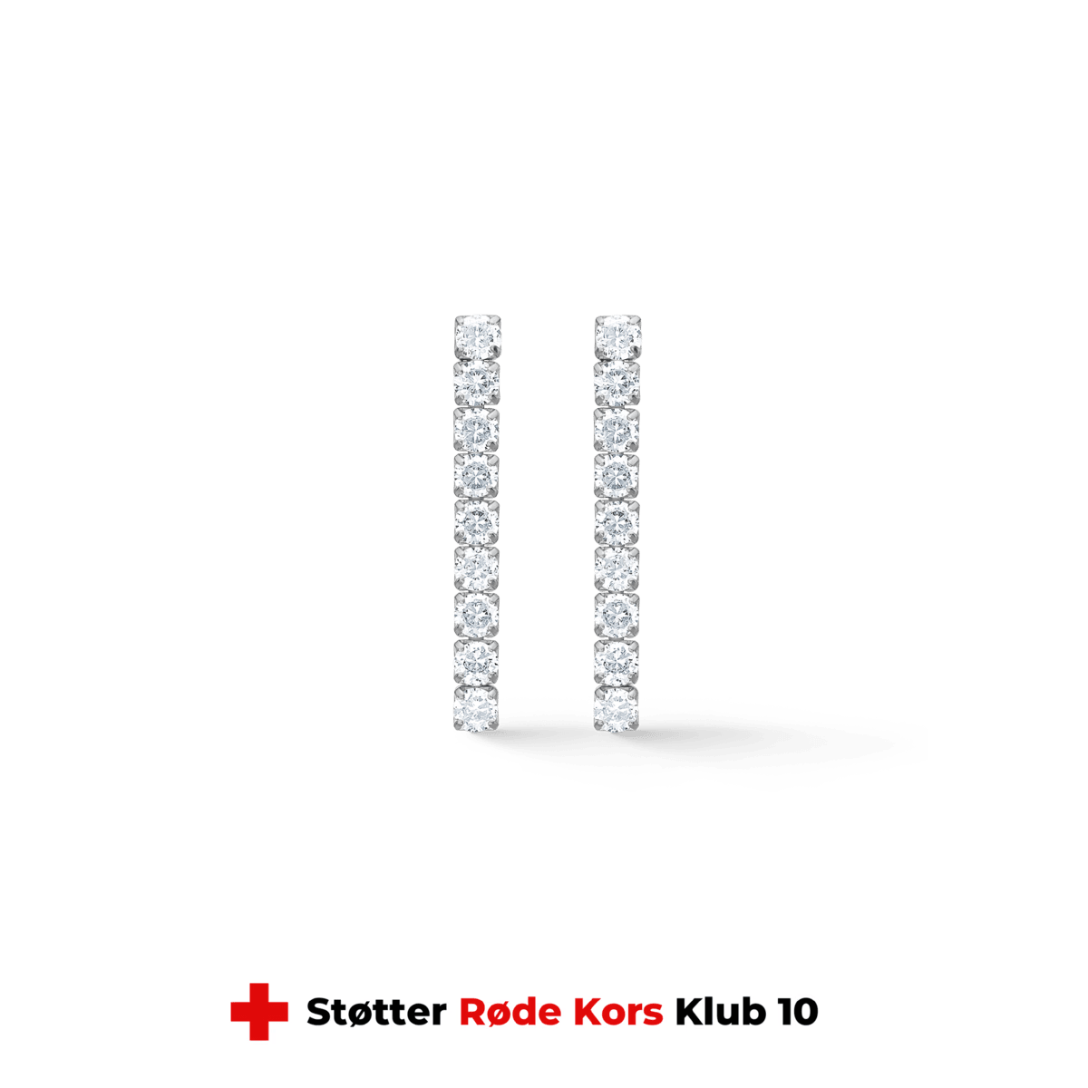 Studio Z Tennis örhängen 30mm i silver med zirconia, eleganta bågeörhängen med klara stenar på vit bakgrund. Modell 7117000-1