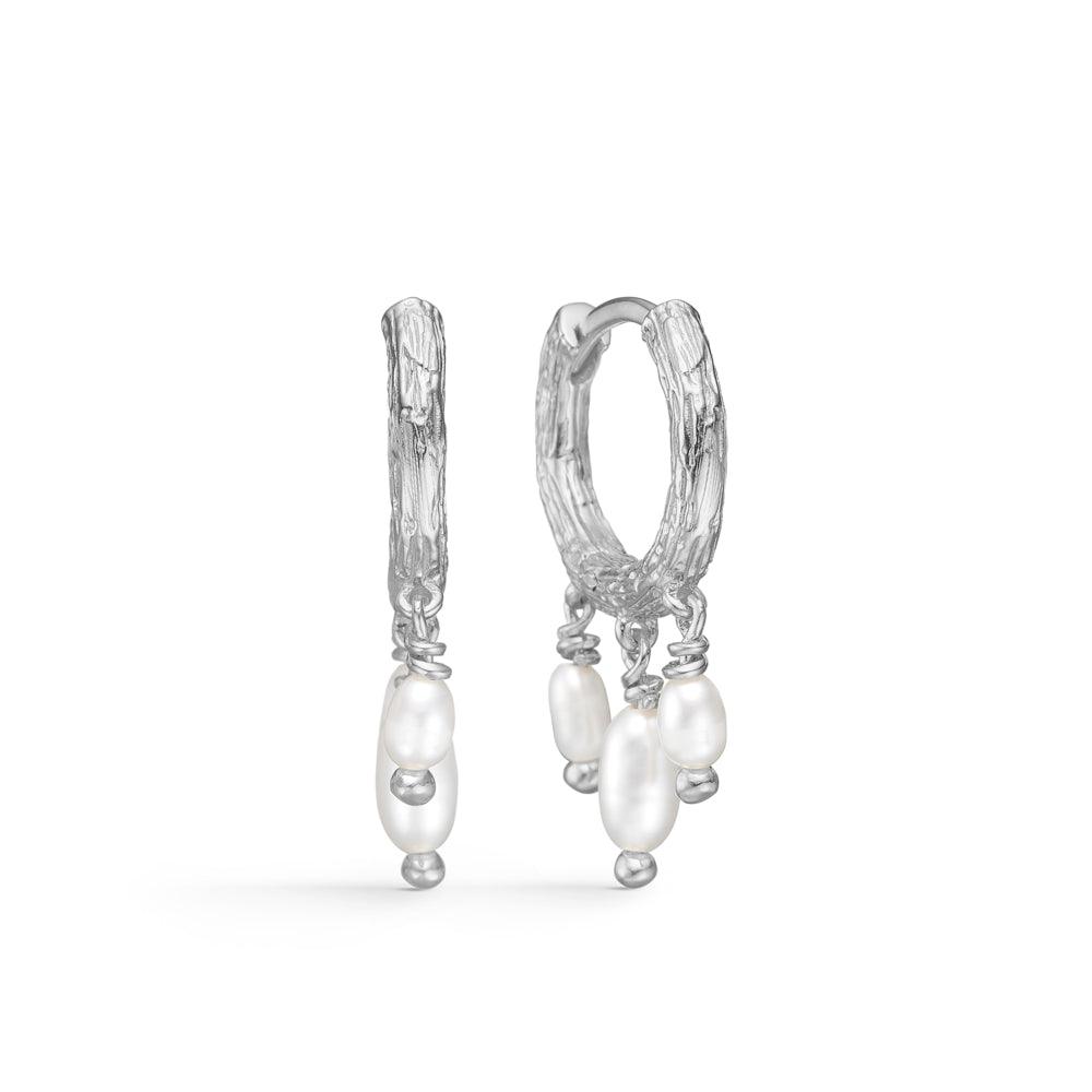 Studio Z Twine Silver Creole with Pearls visar ett par silvercreoler med hängande vita sötvattenspärlor. Modell 7113854-1