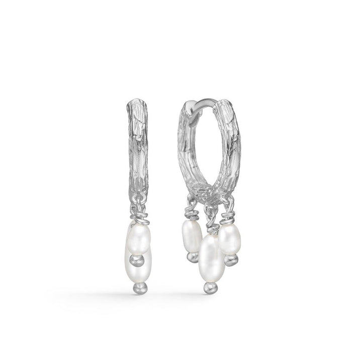 Studio Z Twine Silver Creole with Pearls visar ett par silvercreoler med hängande vita sötvattenspärlor. Modell 7113854-1