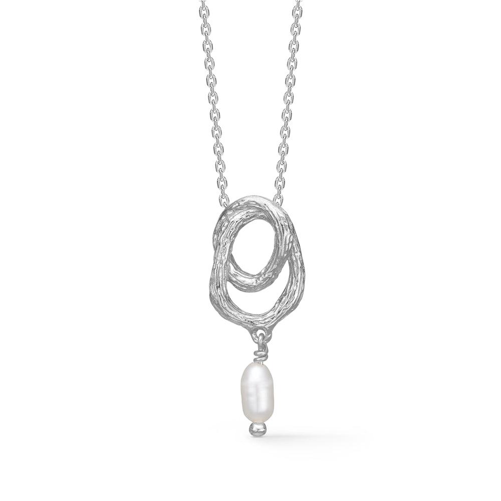 Studio Z Twine Silverhalsband med pärla visar ett organiskt format silverhänge med en enda vit pärla, modell 7123853-1.