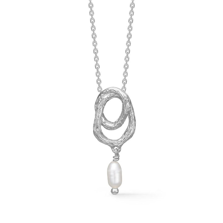 Studio Z Twine Silverhalsband med pärla visar ett organiskt format silverhänge med en enda vit pärla, modell 7123853-1.