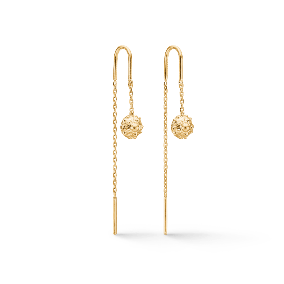 Studio Z Urchin Elegance Guldpläterade örhängen med långa kedjor och kulhängen i guld. Modell 7200915.