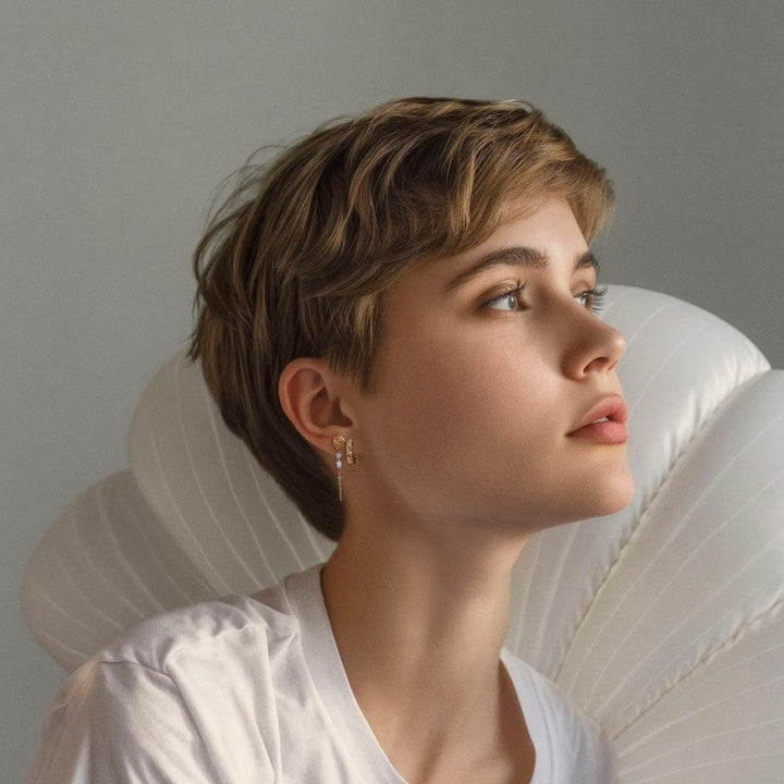 studio-z-urchin-elegance-guldpläterade-pärlörhängen som visas på modell, gyllene färger och elegant design, modell 7217920-2