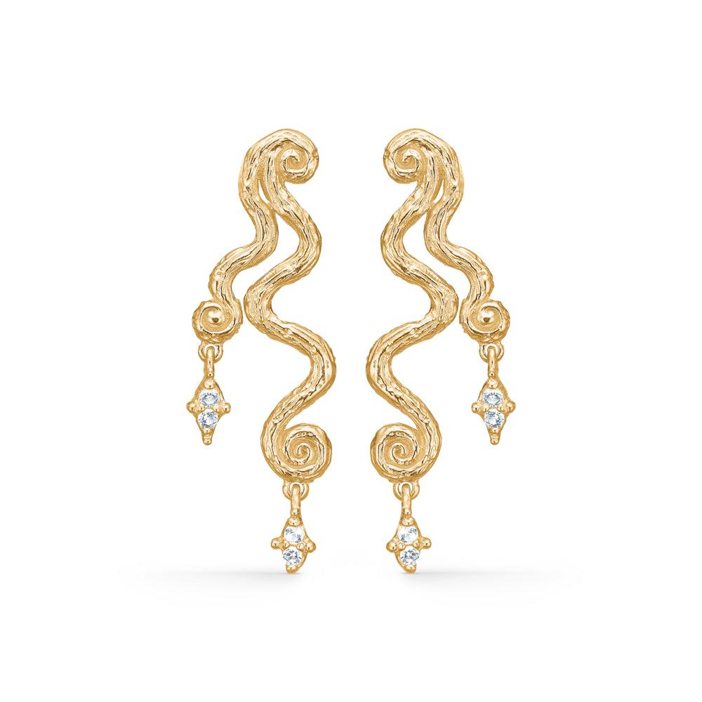 Studio Z Wave örhängen med zirconia i guldlook med unika intrikata former och klara stenar. Modell 7217856-1.