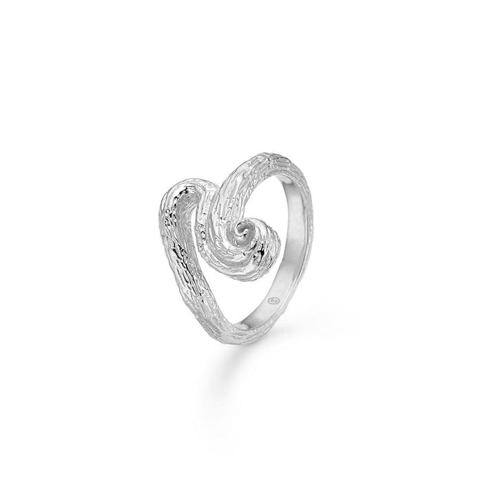 studio-z wave ring i silver med skulpturell, vågig form och rå ytstruktur. Modell 7140845-001