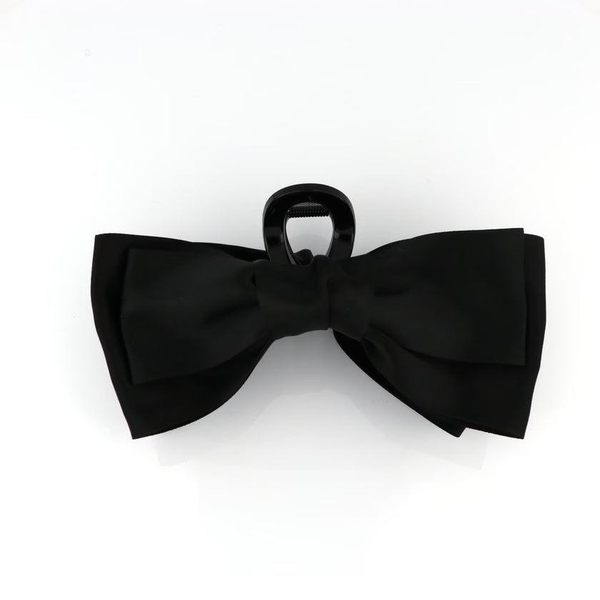 Studio Z XL Hair Clip Satin Bow Black visar en elegant svart satinrosett på en stor hårspänne. Modell 7980021-1