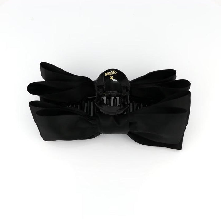 Studio Z XL Hair Clip Satin Bow Svart med stor svart satinrosett, framifrån. Modell 7980021-2