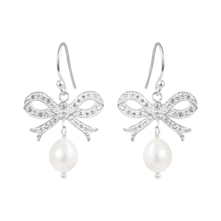 Susanne Friis Bjørner silverörhängen med rosett och vit pärla, framifrån. Modell 5067-1-900-1.