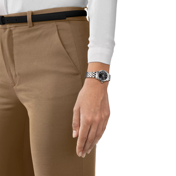 Tissot Classic Dream Lady på handleden, silver stålkedja och svart urtavla, modell T1292101105300.