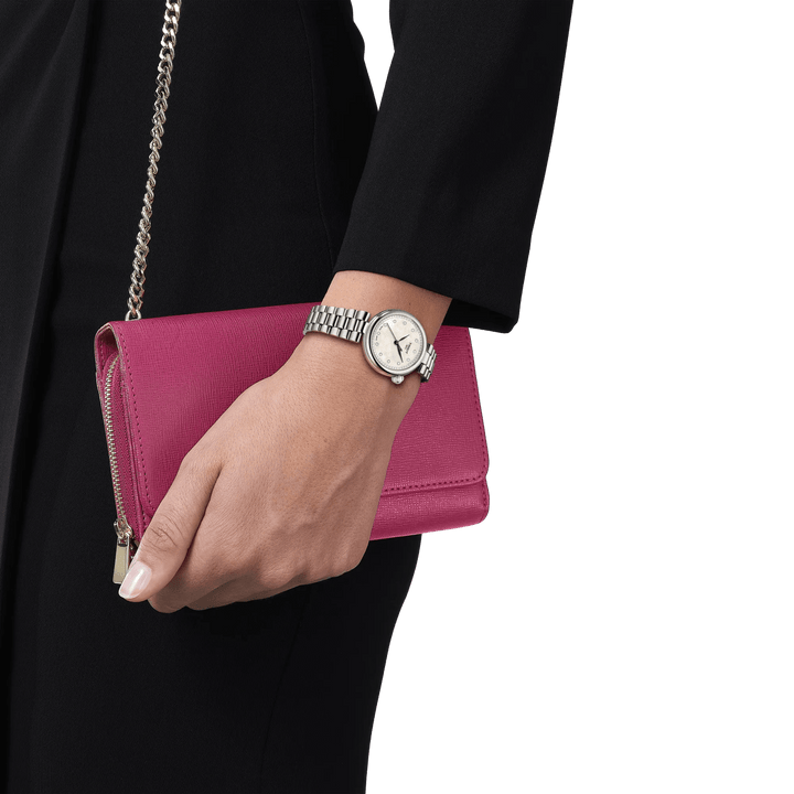 Tissot Desir 28 mm pärlemor urtavla och diamanter visas på handleden, silver armband, elegant utseende. Modell T1520101111600