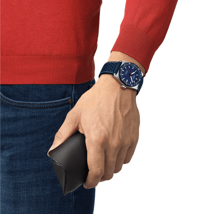 Tissot PR516 Powermatic 80 med blå urtavla och perforerad blå rem på handleden, modell T1494071604100.