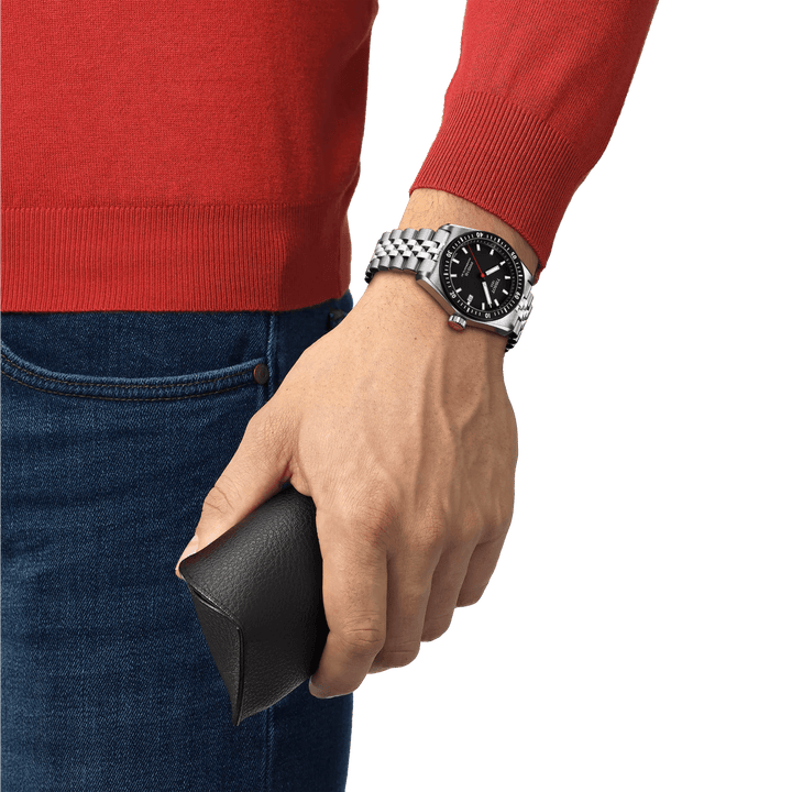 Tissot PR516 Powermatic 80 med svart urtavla som bärs på handleden, stållänk, modell T1494071105100