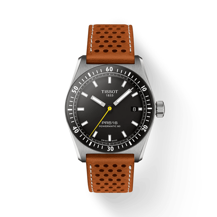 Tissot PR516 Powermatic 80 med svart urtavla, stålboett och brunt perforerat läderband. Modell T1494071605100