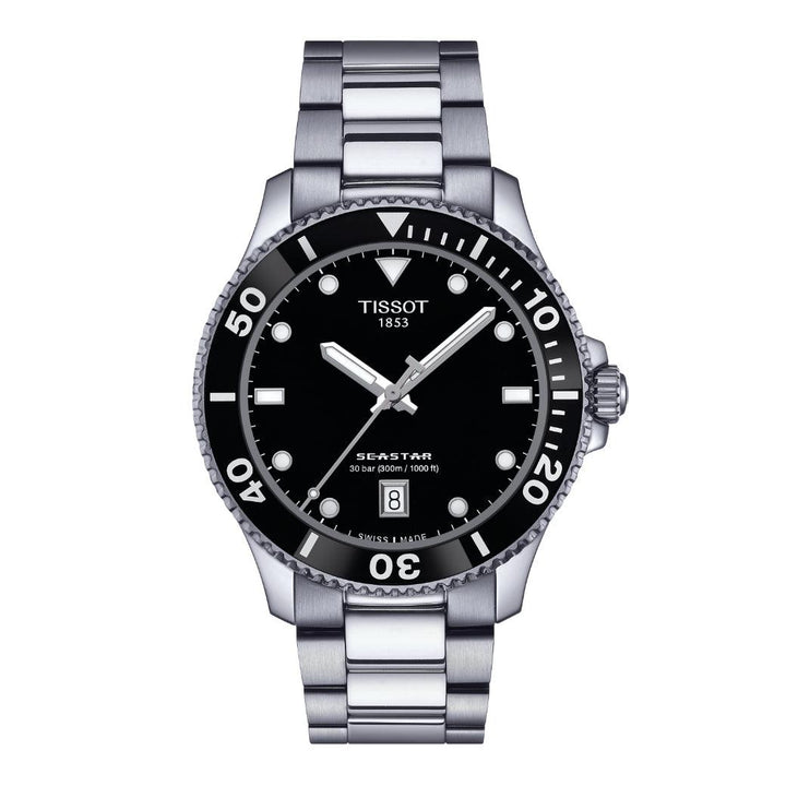 Tissot Seastar 1000 40mm visar ett silverarmbandsur med svart urtavla och distinkta vita markeringar, modell T1204101105100.