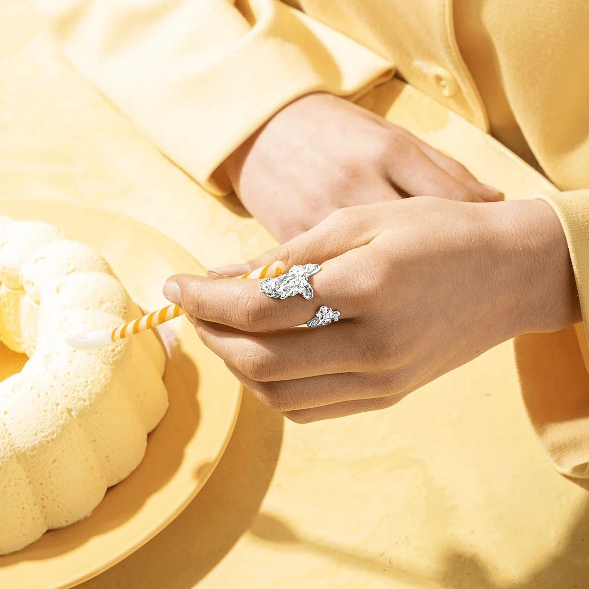 Vincent Archaic Shadow Solv Ring till hands, organisk silverring i ljus, modern miljö. Modell vj105-watch-001.