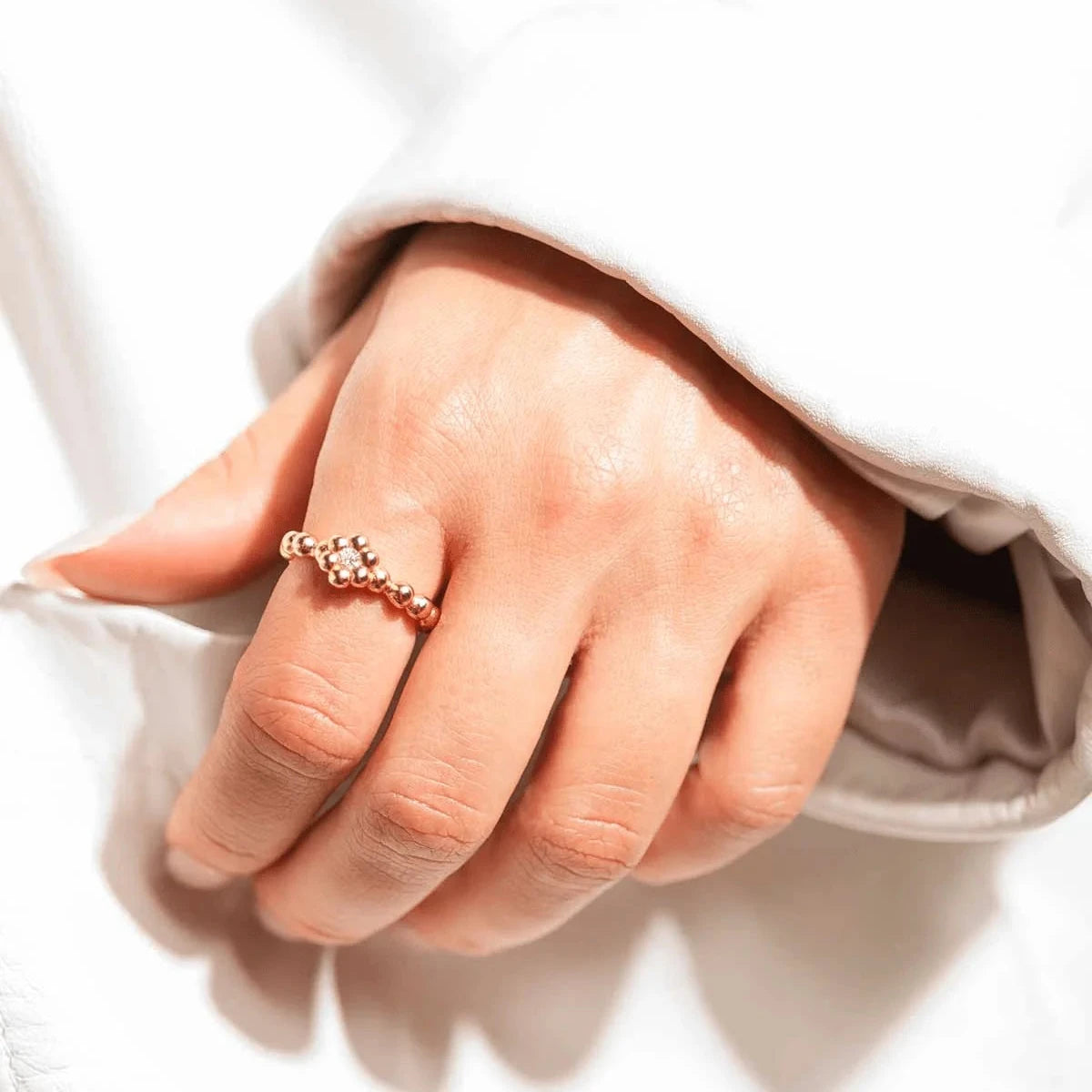 Vincent Bloom Ring Guldpläterad m/ Vit Kristall som bärs till hands, guldfärgad pärlring med klara stenar, Modell VJ253-URG-001-1.