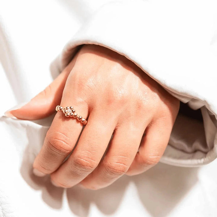 Vincent Bloom Ring Guldpläterad m/ Vit Kristall som bärs till hands, guldfärgad pärlring med klara stenar, Modell VJ253-URG-001-1.