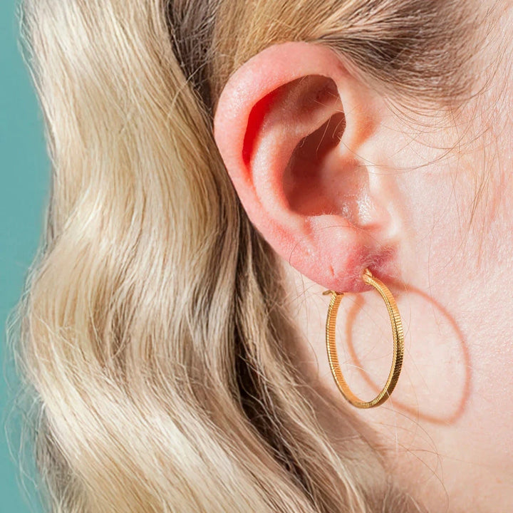 Vincent Fortune Teller Creole Guldpläterade Örhängen Stora 25 mm visade bärs på örat, elegant gyllene kreolmodell, modell VJ078-UEG-L-1.