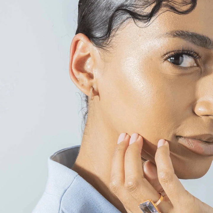 Vincent Fortune Teller Creole Guldpläterade Örhängen små 12mm visade på modell, elegant och minimalistisk stil. Modell vj078-ueg-s-2