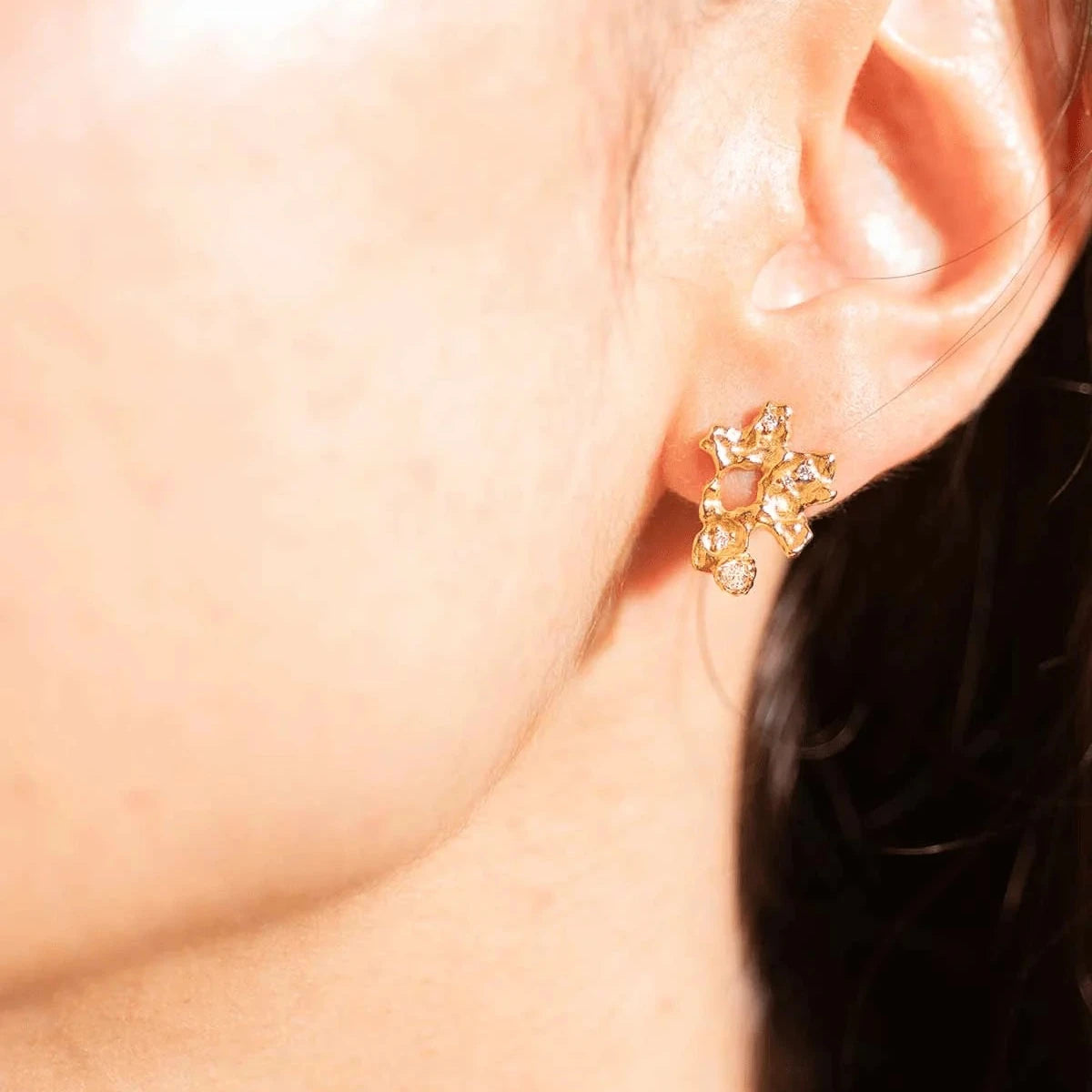 Vincent ilium örhängen guldpläterade med vita kristaller på örat, organisk gyllene form. Modell VJ241-UEG-1.