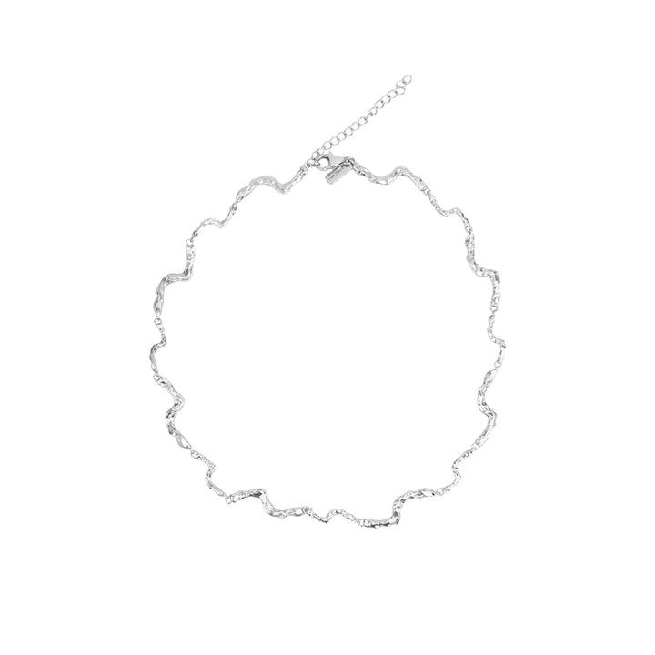 Vincent Nightfall Silverhalsband visat på vit bakgrund med vågig, glänsande silverstruktur. Modell VJ127