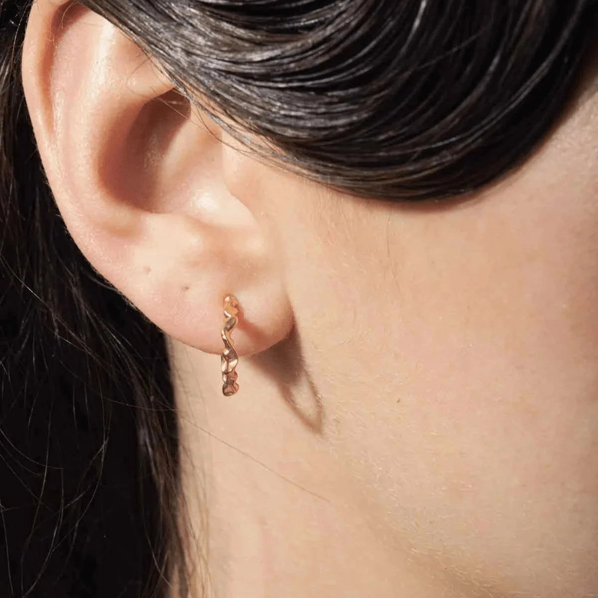 Vincent Shaman Guldpläterade Hoops Örhängen Små 14 mm visas på örat, glänsande gyllene yta. Modell VJ126-UEG-S-1