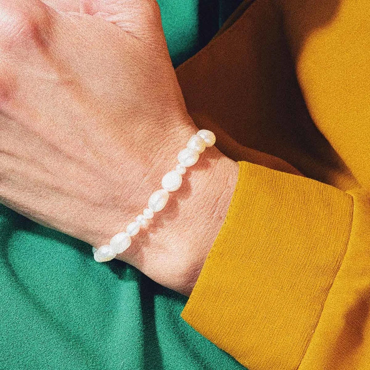 Vincent Venus Conspiracy guldpläterade pärlarmband visar ett elegant pärlarmband på handleden, modell VJ087-UBG-1.