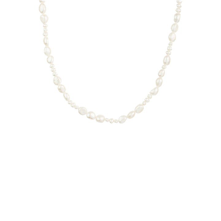Vincent Venus Conspiracy Guldpläterat pärlhalsband, vitt oregelbundet pärlhalsband på ljus bakgrund. Modell vj087.