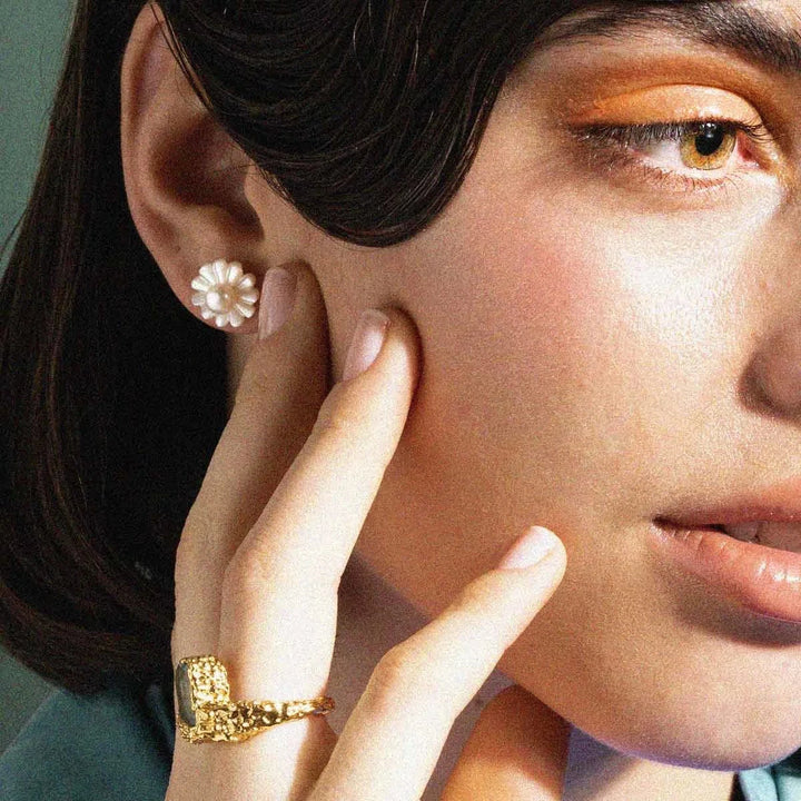 Vincent Venus Daydream Dot Pearl Earrings Guldpläterade verkar slitna, pärlblommadesign i örat. Modell VJ106-UEG-1.