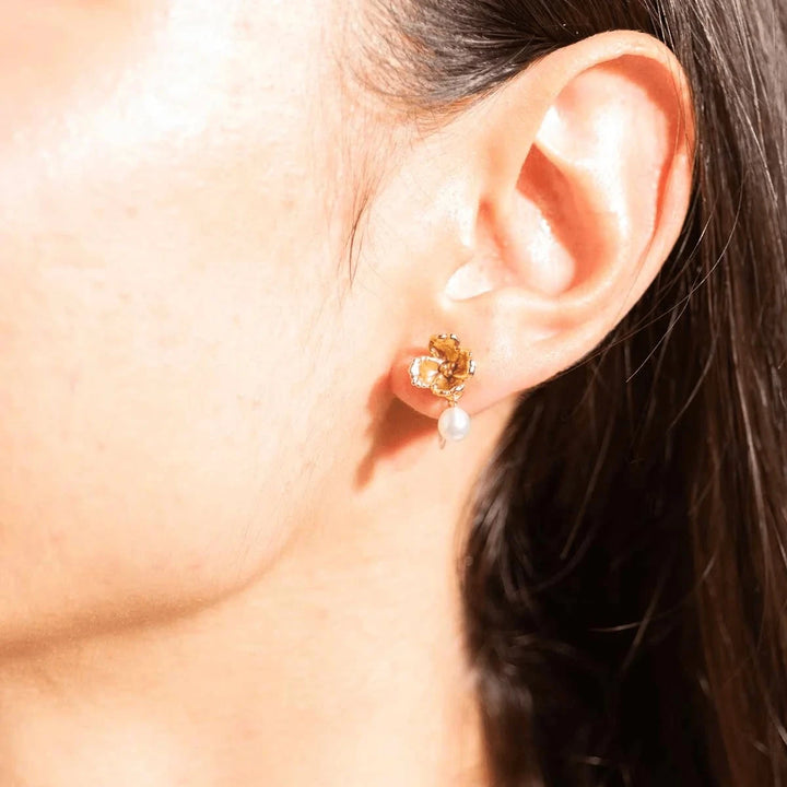 vincent venus fleur breda örhängen guldpläterade med sötvattenspärlor bärs i örat, detalj med pärla och guldblomma. Modell VJ248-UEG-1