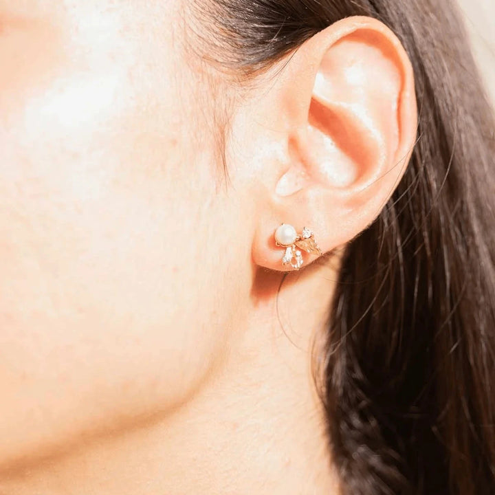 Vincent Venus Folia örhängen Guldpläterade m. Sötvattenspärla visas på örat med eleganta detaljer. Modell VJ245-UEG-2