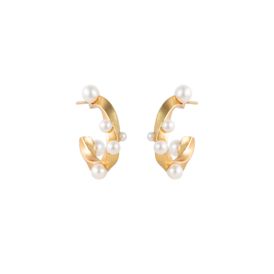 Vincent Venus Serenade Guldpläterade örhängen med pärlor i en vriden guldlook på vit bakgrund. Modell VJ152-UEG-1