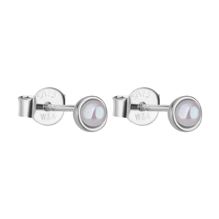 Wioga Adora örhängen i silver med rund pärla, enkelt och elegant. Modell E-8402-S-1.