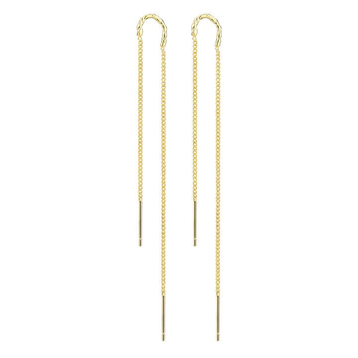 Wioga Alexia Örhängen i guldpläterat silver med tunna, långa kedjor på vit bakgrund. Modell E-8409-GP-1