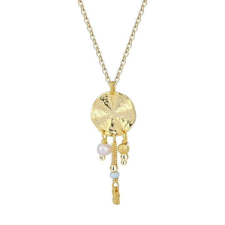 Wioga Amaja-halsband i guldpläterat silver med hamrat hänge och pärldetaljer, modell N-8439-GP-1.