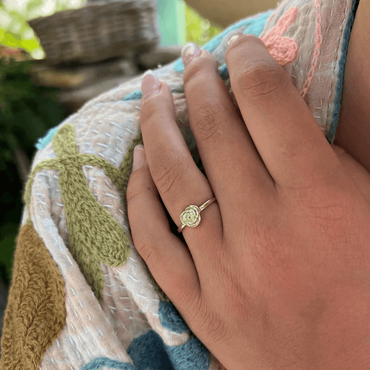 wioga-anna-auguste-guldpläterad-ros-ring sett på kvinnans hand, vacker guldfärgad rosdetalj, ModelR-8823-GP-001