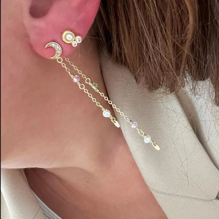 WiOGA Caroline Mathilde Mané Örhängen med guldtonad kedja, måndesign och ädelstenar. Modell E-8920-GP