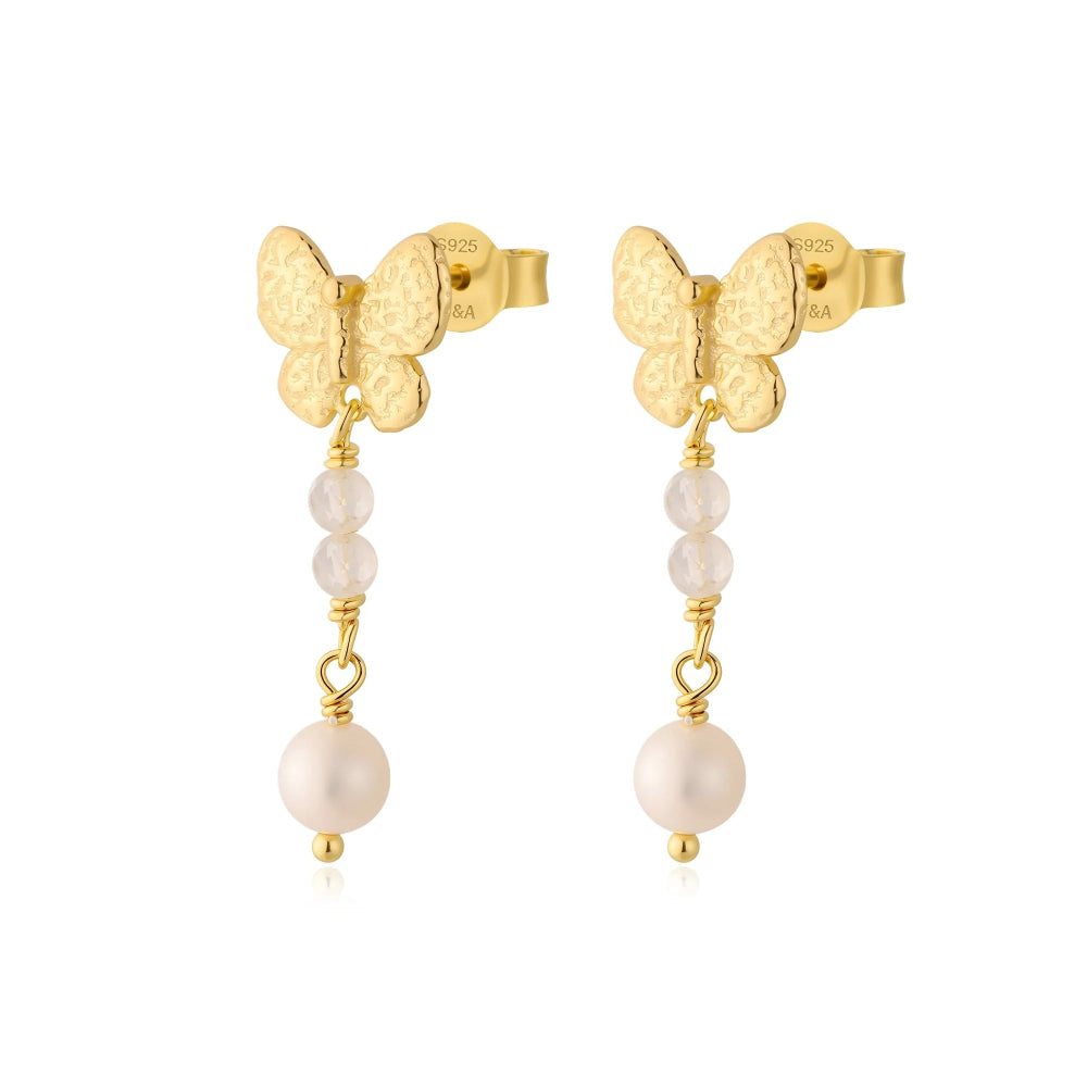 WiOGA Olivia örhängen i guldpläterat silver med fjäril, pärlor och vita stenar, modell E-9012-GP