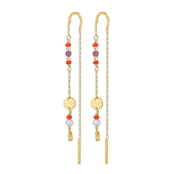 WiOGA Saphira örhängen i guldpläterat silver med dekorativa pärlor och detaljer i guld. Modell E-8432-GP.