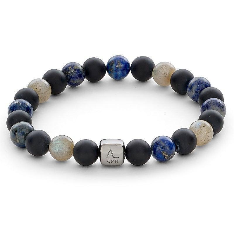 Alexander Lynggaard Armband New York City 8 mm med mattsvarta, blå och beige stenpärlor och silverlogodetalj. Modell C10043-001-1.